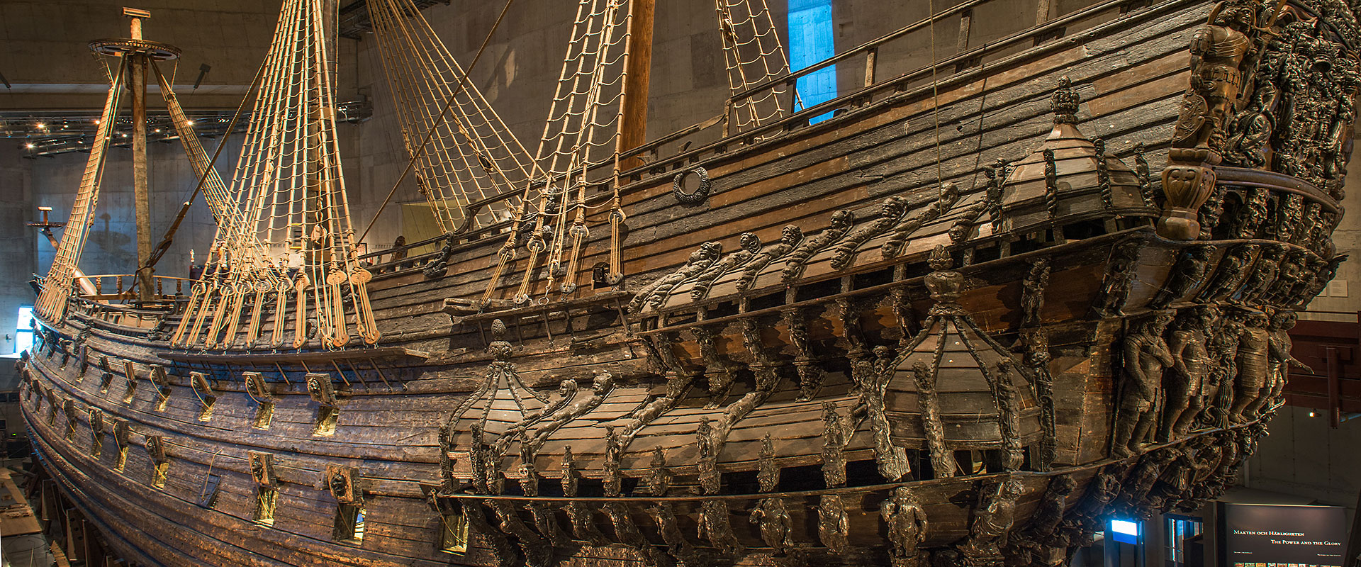 Vasas i Vasamuseet, bilden är tagen från aktern och visar Vasas babordsida och för.