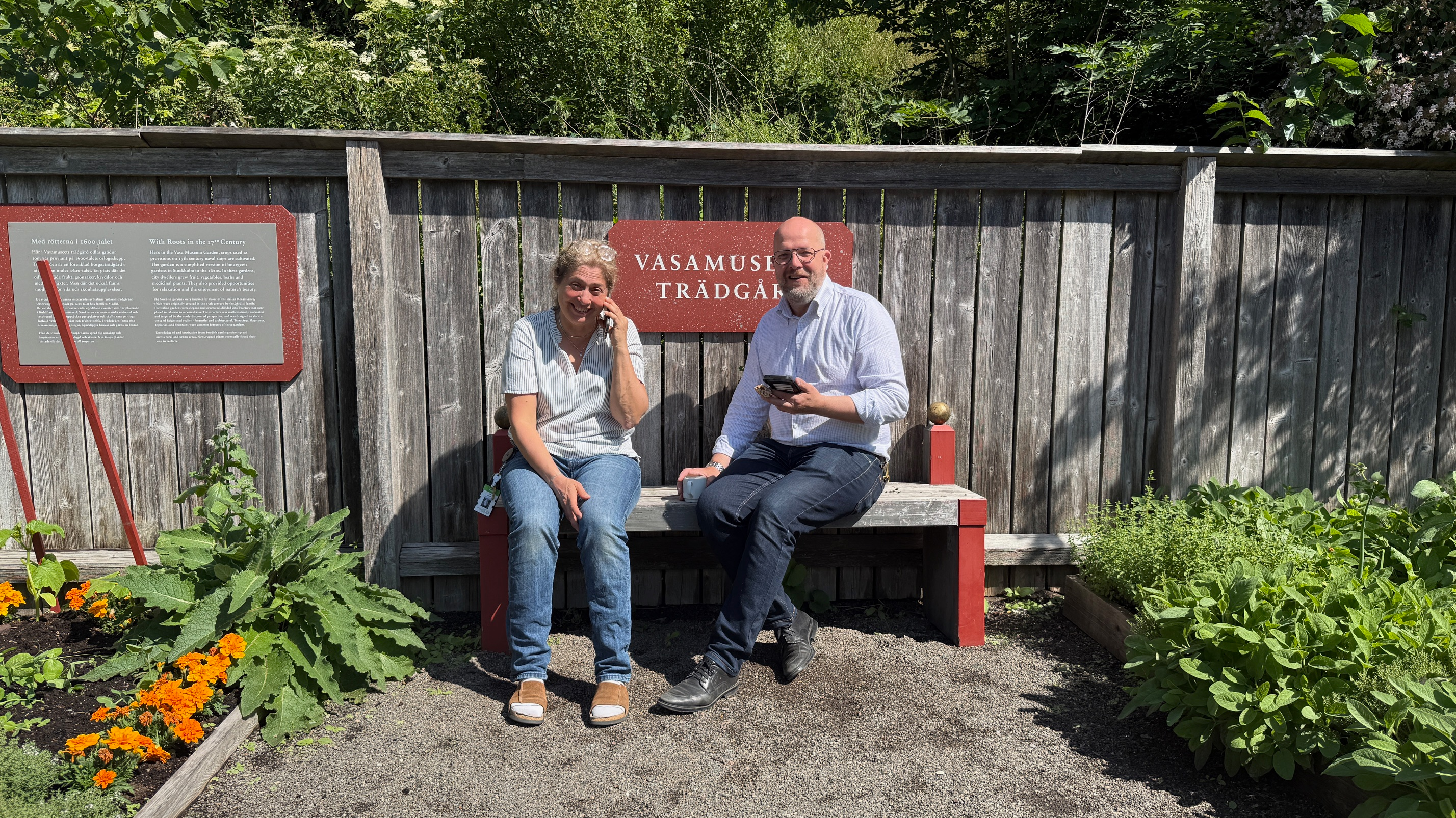 Monika och Peter i Vasamuseets trädgård