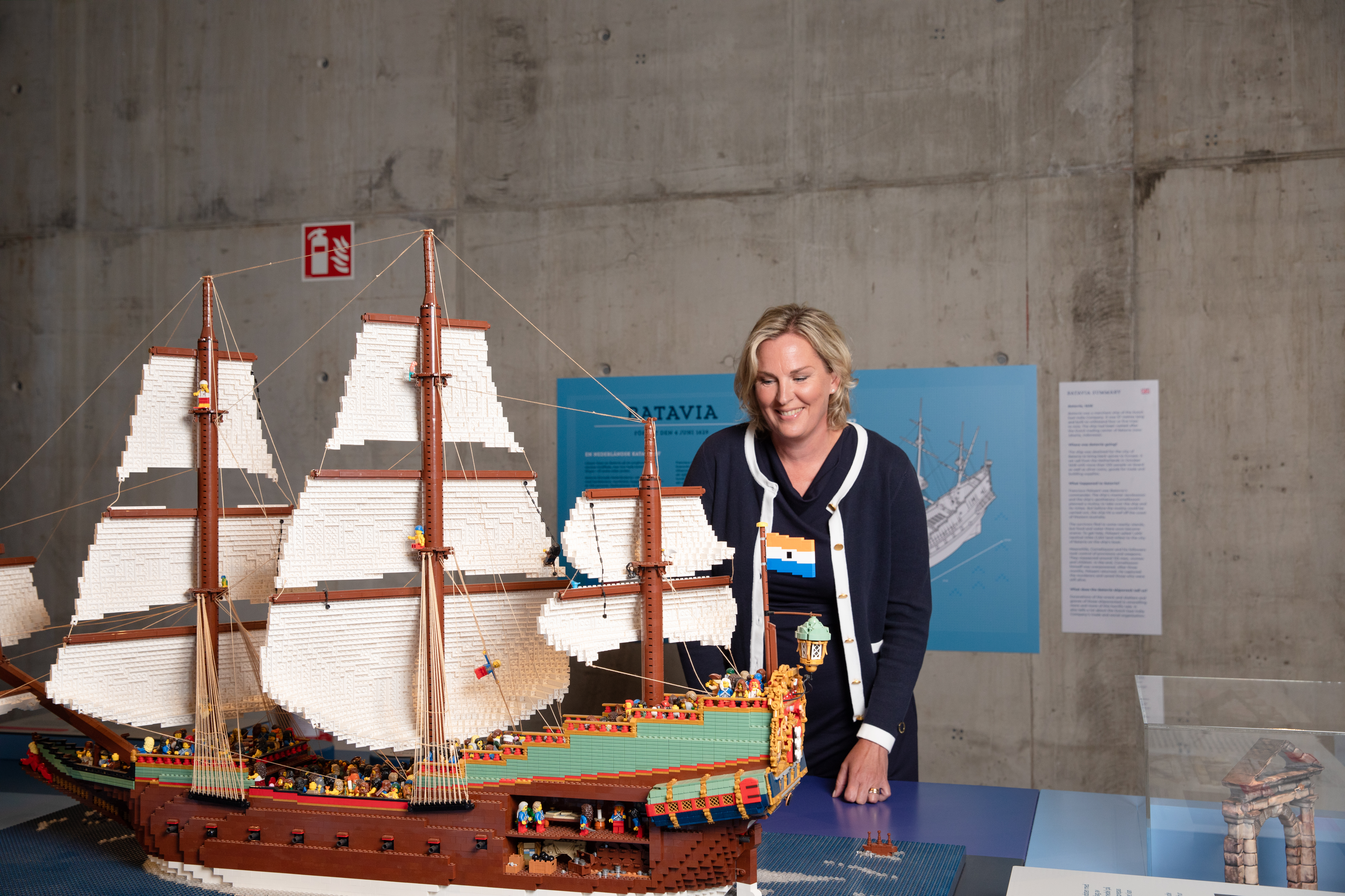 Vasamuseets chef Jenny Lind beundrar skeppet Batavia byggt i LEGO® 