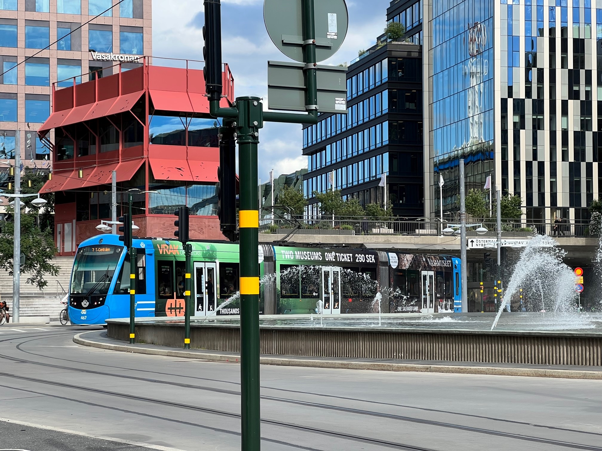 Spårvagn i Stockholm med Vasamuseets och Vraks kampanjbudskap