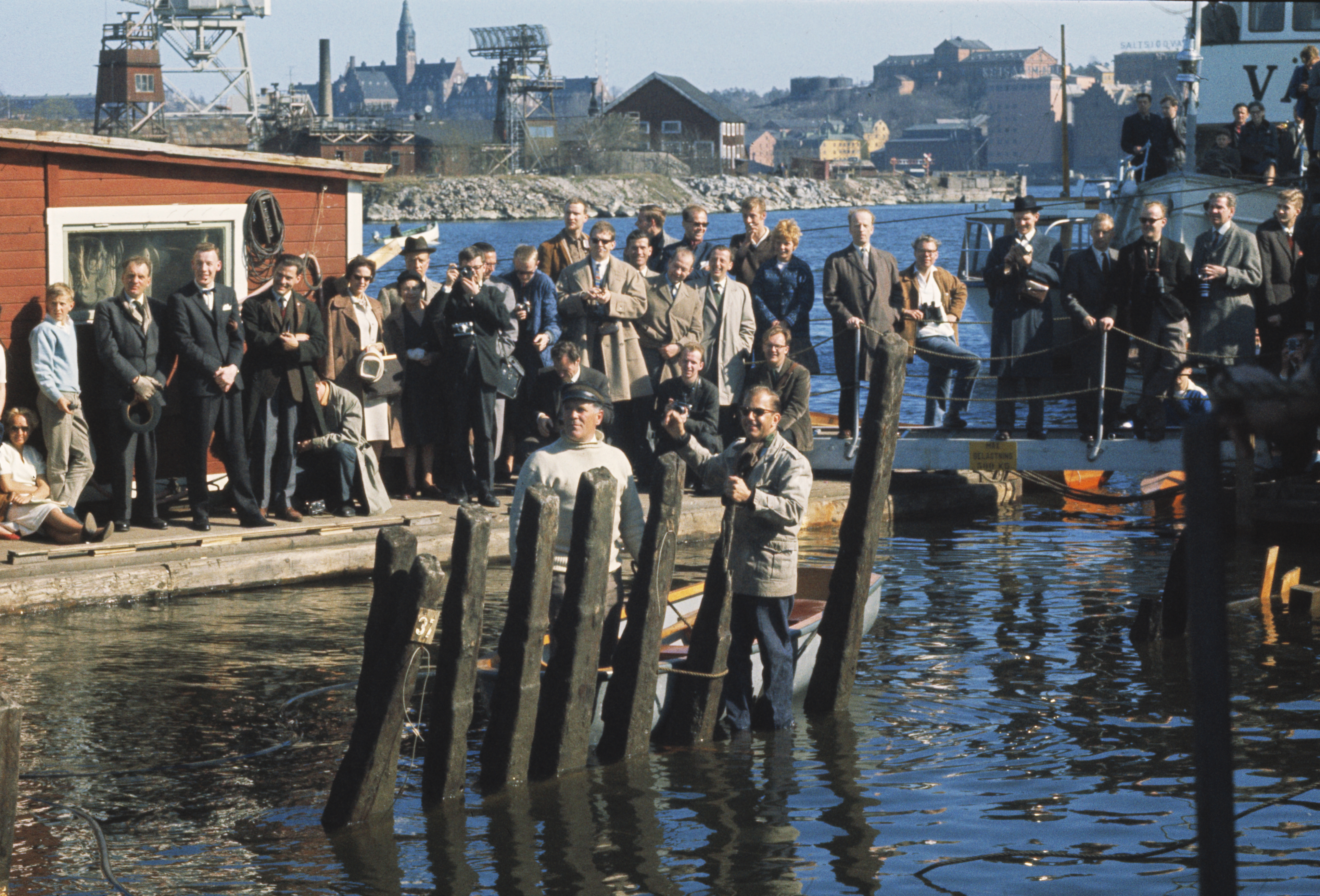 Per Edvin Fälting och Anders Franzén äntrar skeppet Vasa 24 april 1961