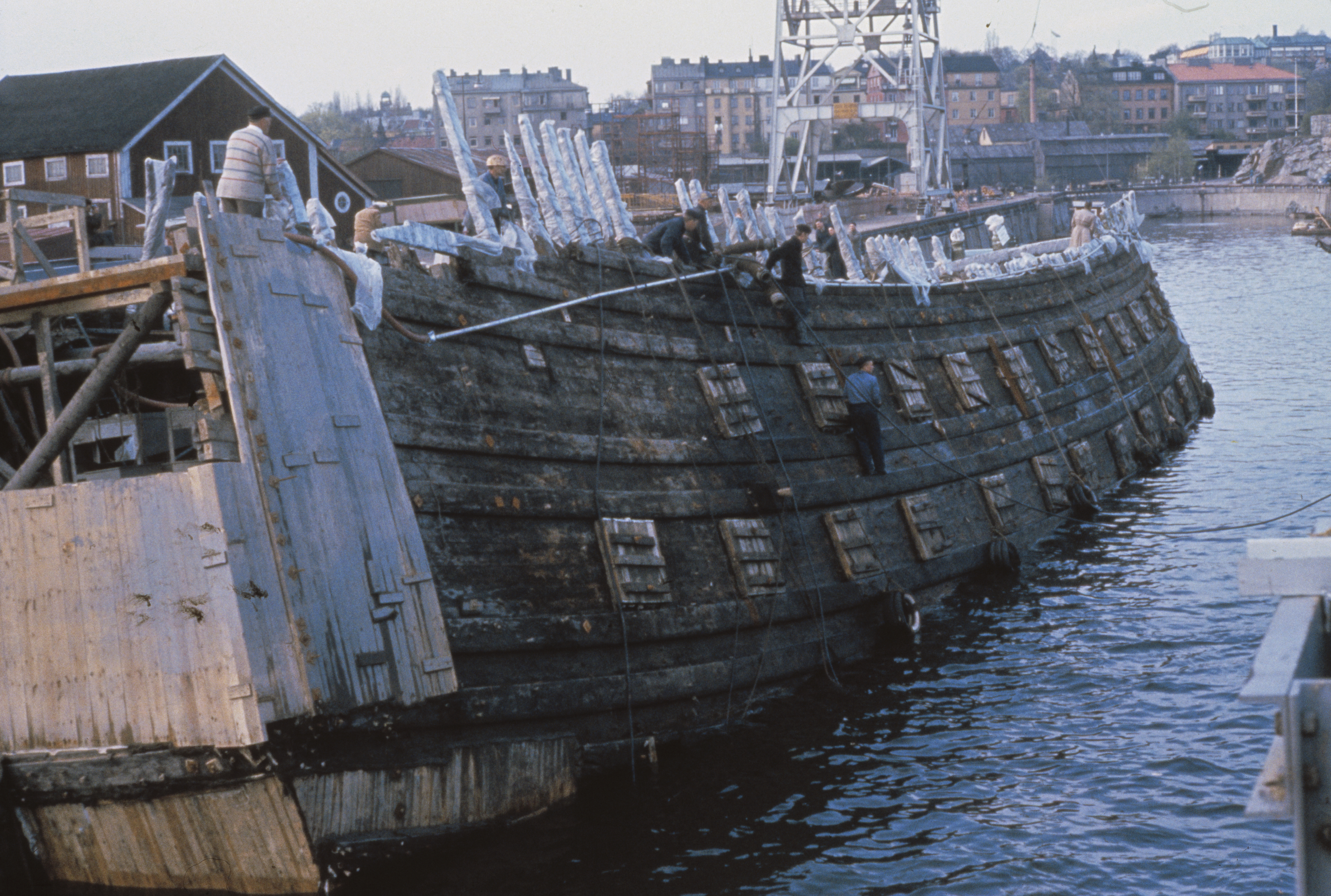 Skeppet Vasa på väg in i torrdockan på Beckholmen 1961