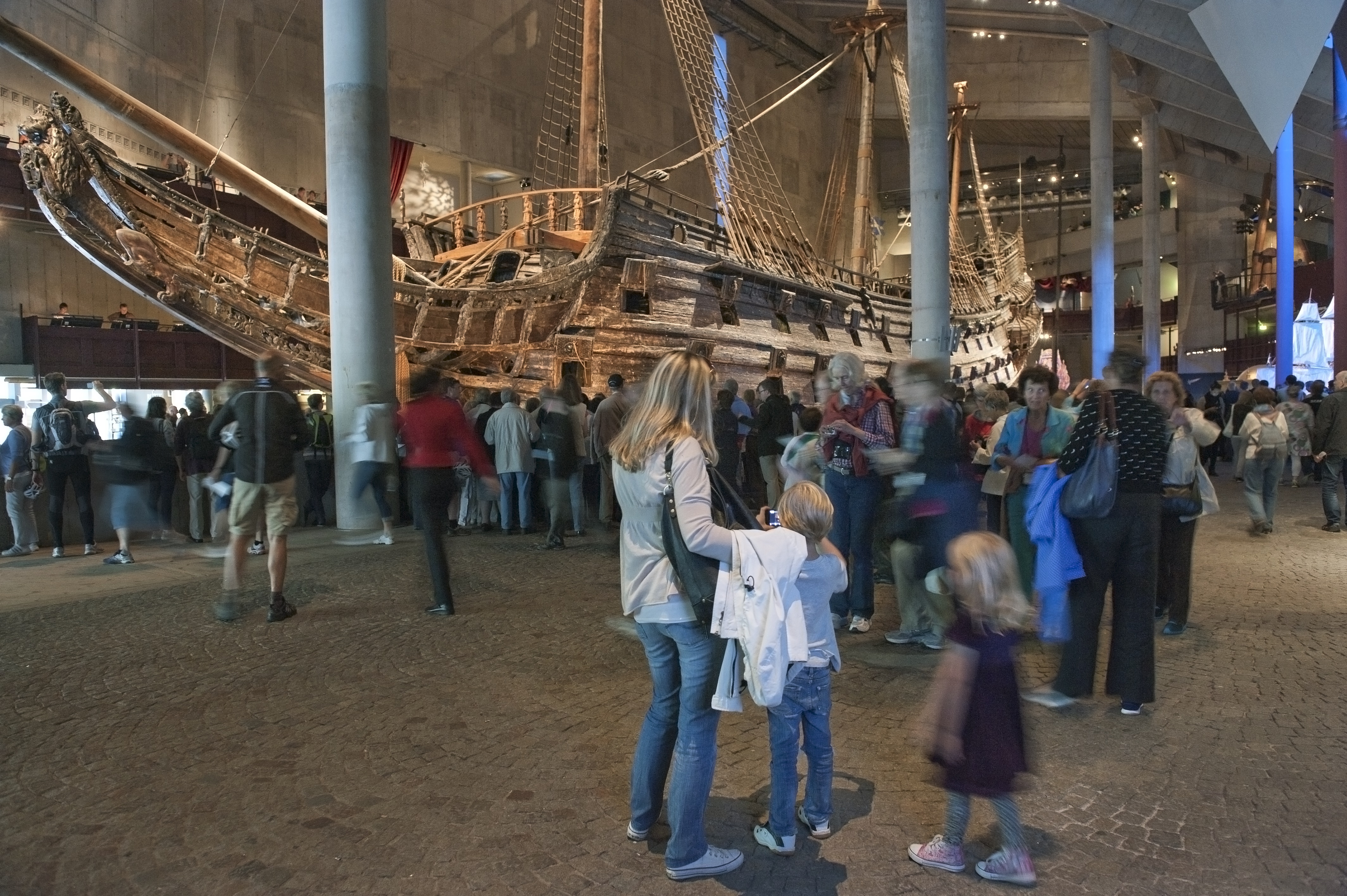 Besökare på Vasmuseet framför skeppet